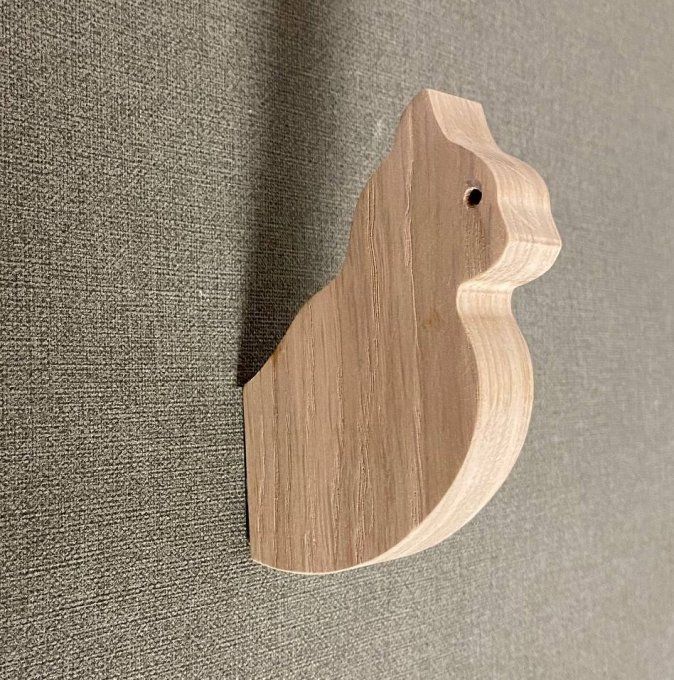 Une patère chat en bois en chêne massif. 
