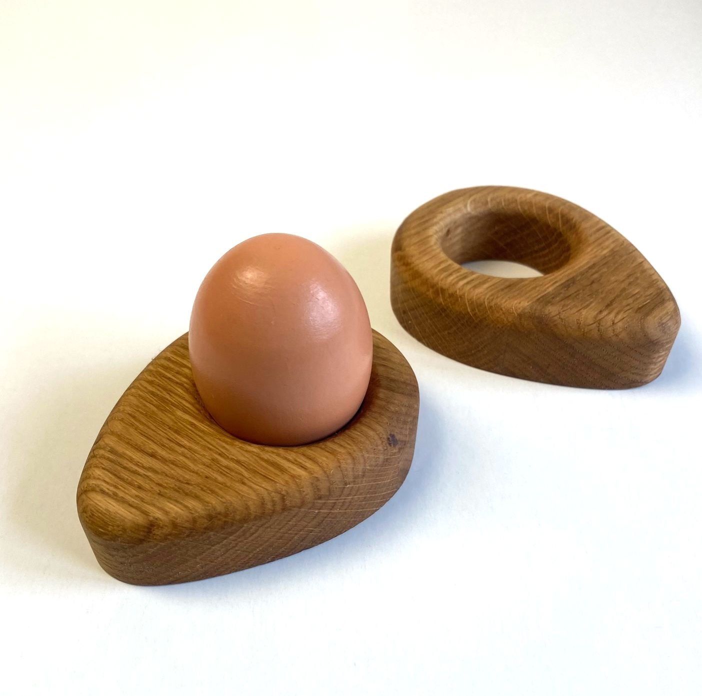 Coquetier minimaliste en chêne massif.