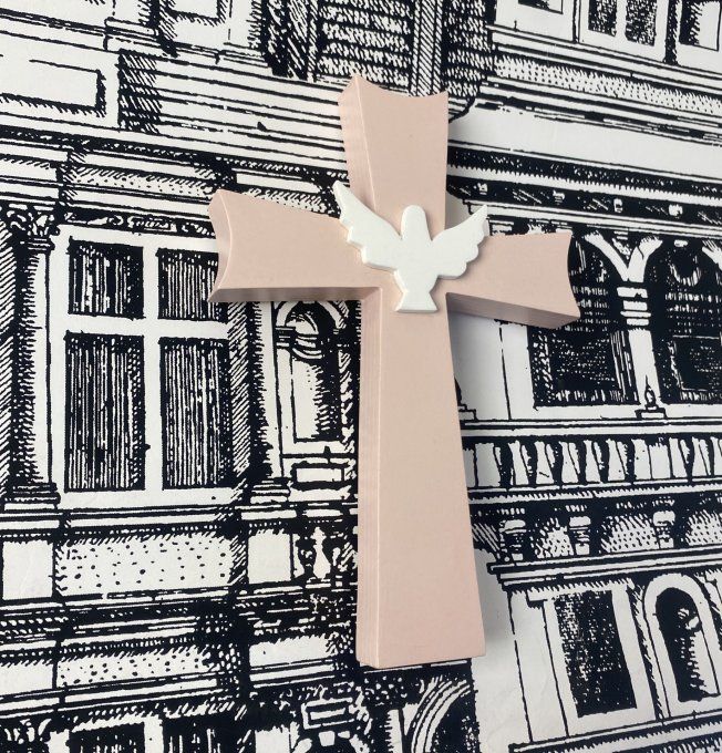 Croix en bois rose pâle avec colombe blanche. 