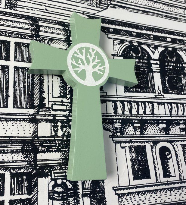 Croix en bois vert tilleul avec arbre de vie.