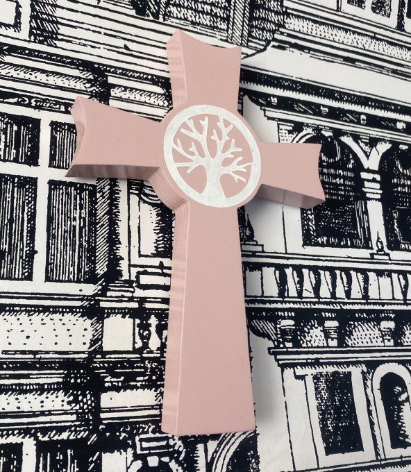 Croix en bois rose pâle avec arbre de vie. 