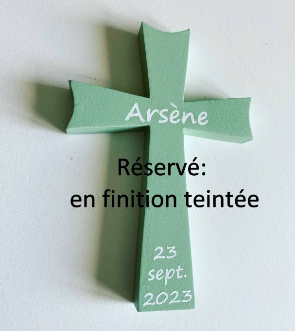 Réservée :Croix en bois teintée avec prénom et date. 