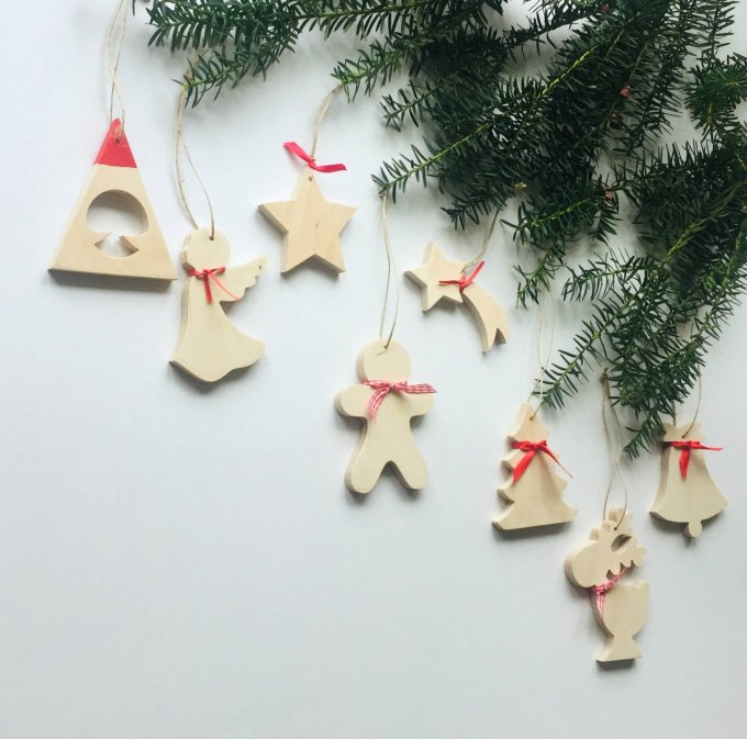 Ensemble de 8 décorations  de Noël en bois naturel avec des rubans. 