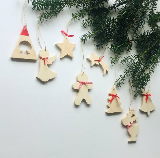 Décoration de sapin en bois avec prénom.