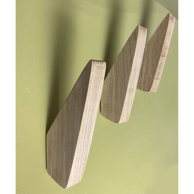 Une patère minimaliste en bois en chêne massif.