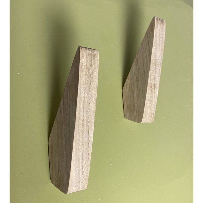 Une patère minimaliste en bois en chêne massif.