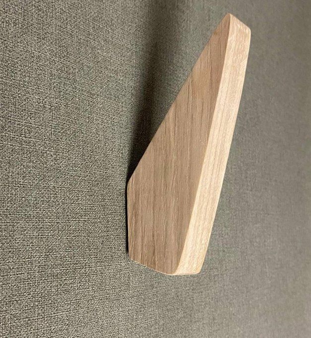 Une patère minimaliste en bois en chêne massif.