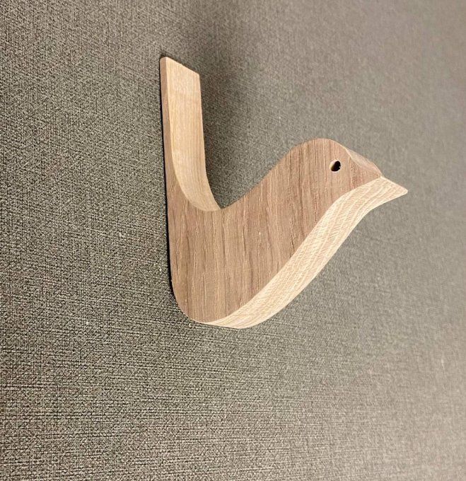 Une patère oiseau en bois en chêne massif.   