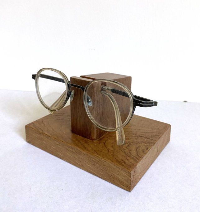 Porte-lunettes en chêne massif.