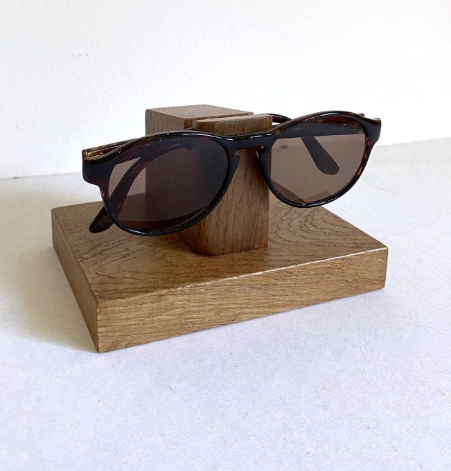 Porte-lunettes en chêne massif.