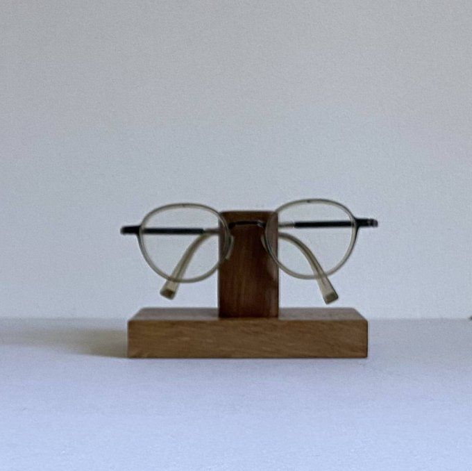 Porte-lunettes en chêne massif.