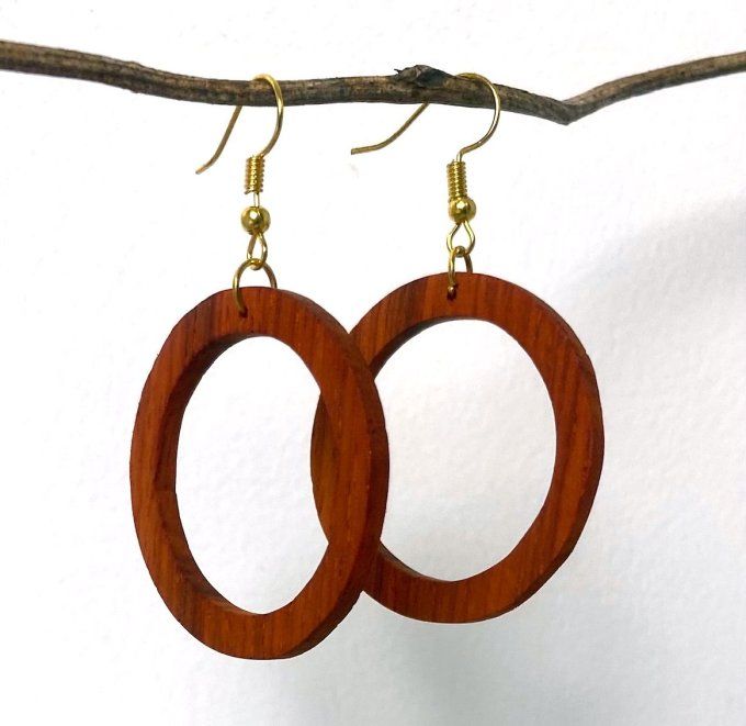 Boucles d'oreilles anneaux en bois chantourné.