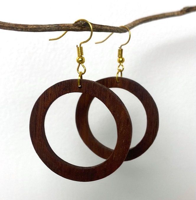 Boucles d'oreilles anneaux en bois chantourné.