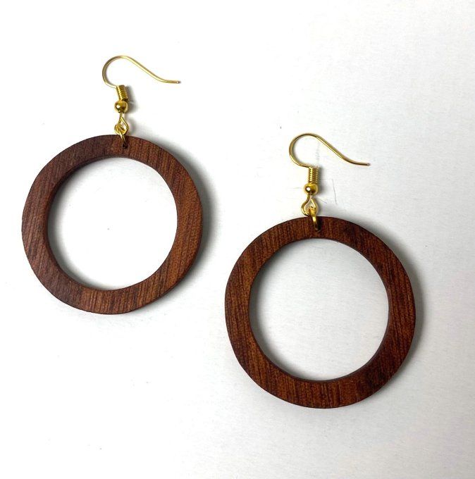Boucles d'oreilles anneaux en bois chantourné.