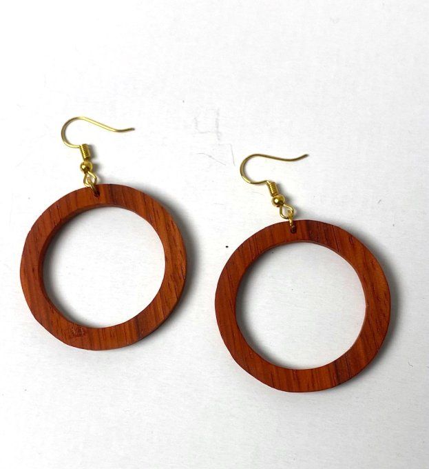 Boucles d'oreilles anneaux en bois chantourné.