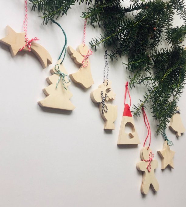 Ensemble de 8 décorations  de Noël en bois naturel avec fils de coton.