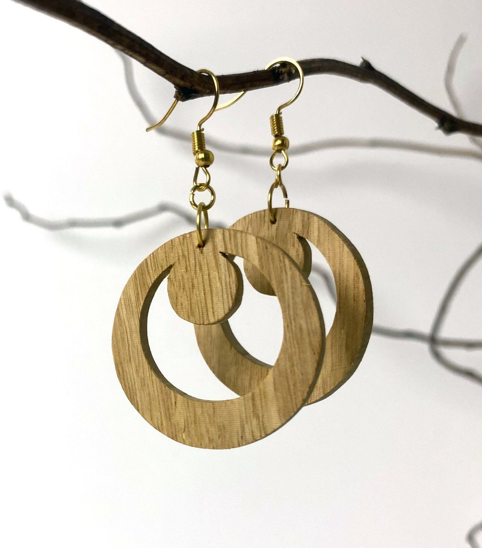 Boucles d'oreilles créoles en bois de poirier chantourné.  