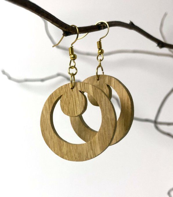 Boucles d'oreilles créoles en bois de poirier chantourné.  