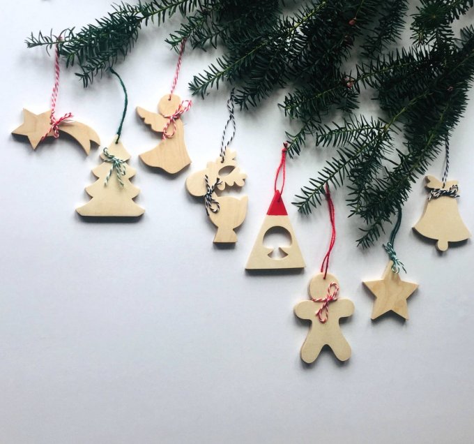 Ensemble de 8 décorations  de Noël en bois naturel avec fils de coton.