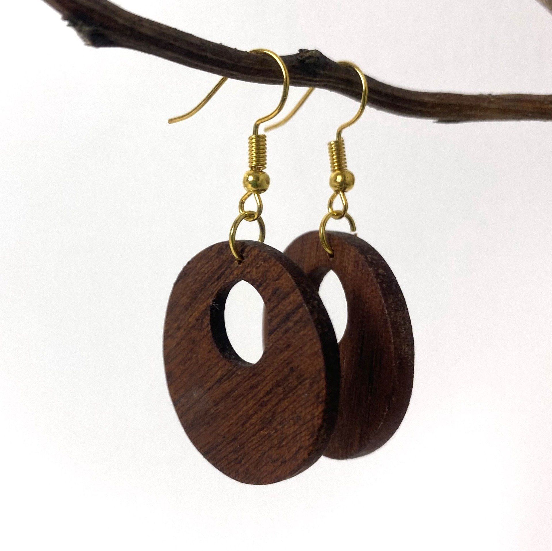 Boucles d'oreilles créoles en bois d'acajou chantourné.   