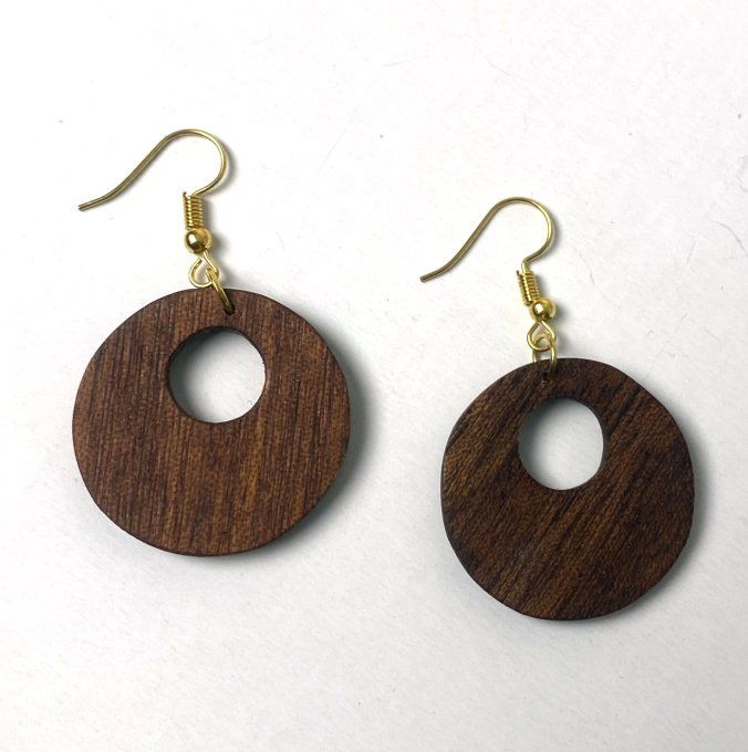 Boucles d'oreilles créoles en bois d'acajou chantourné.   