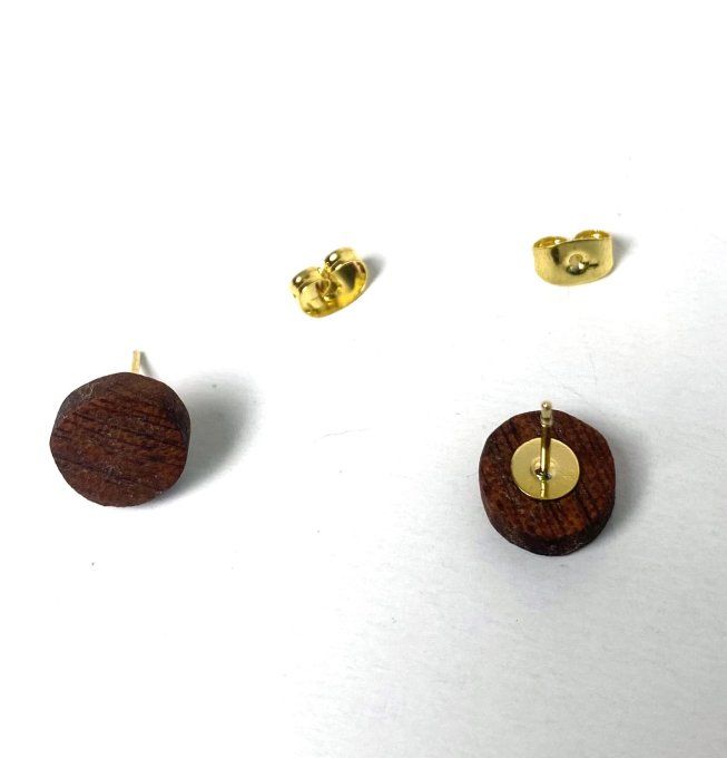 Petites puces d'oreilles en bois d'acajou chantourné.    