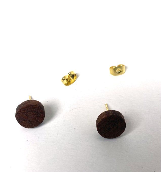 Petites puces d'oreilles en bois d'acajou chantourné.    
