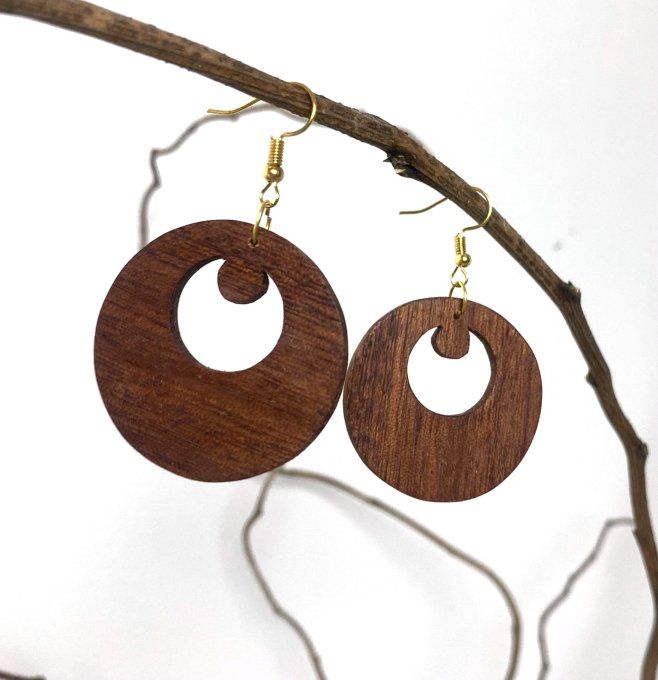 Boucles d'oreilles créoles en bois d'acajou chantourné.   