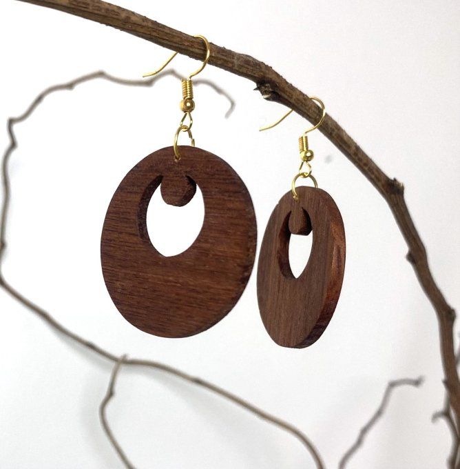 Boucles d'oreilles créoles en bois d'acajou chantourné.   