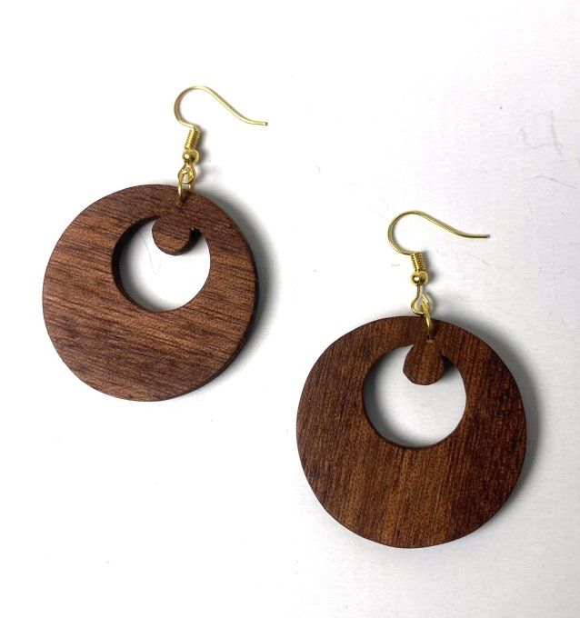 Boucles d'oreilles créoles en bois d'acajou chantourné.   
