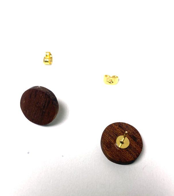 Puces d'oreilles en bois d'acajou chantourné.    