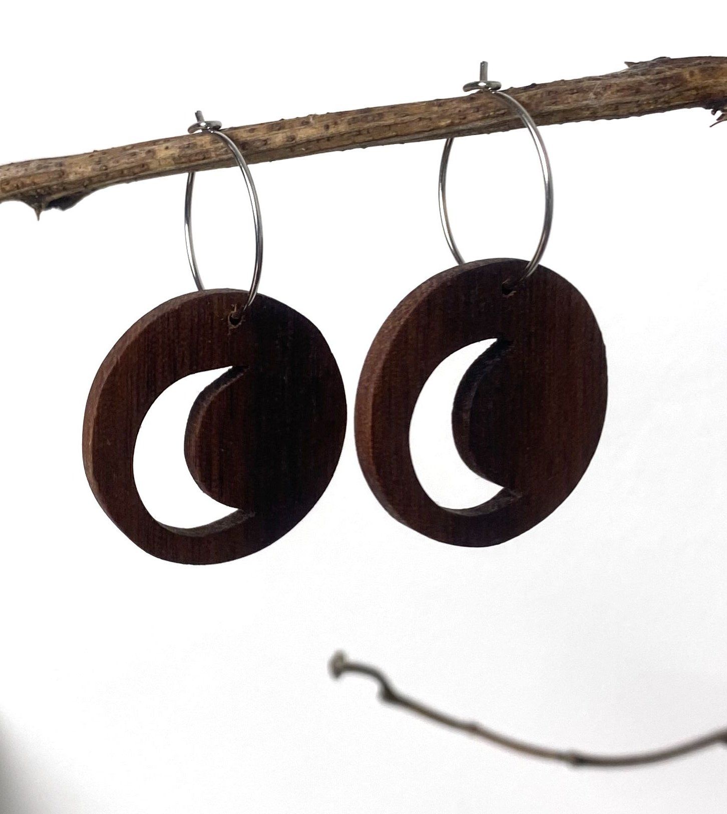 Boucles d'oreilles lune en bois d'acajou chantourné.  