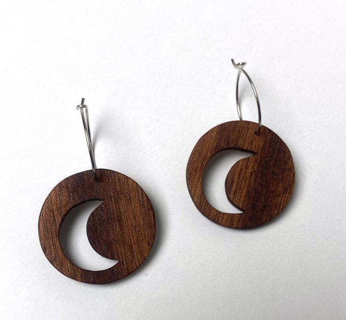 Boucles d'oreilles lune en bois d'acajou chantourné.  