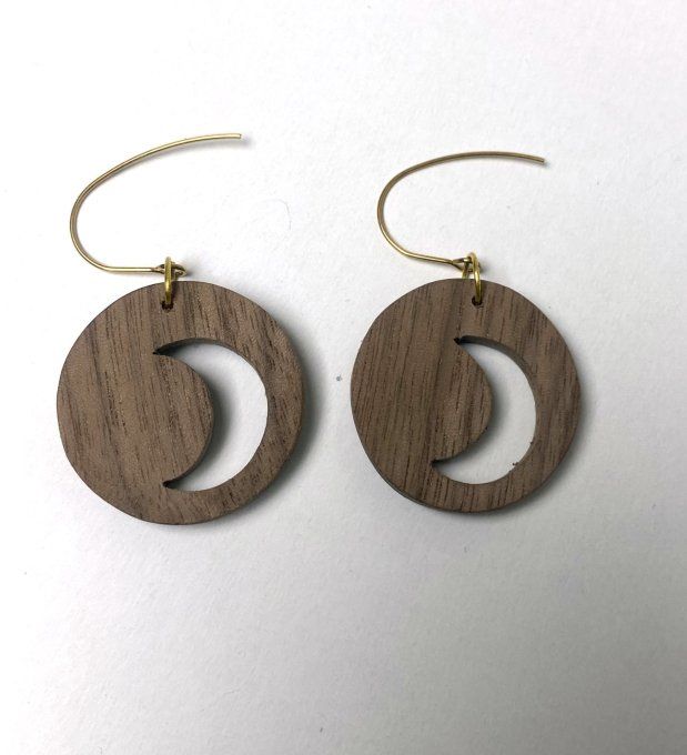 Boucles d'oreilles lune en bois de noyer chantourné. 