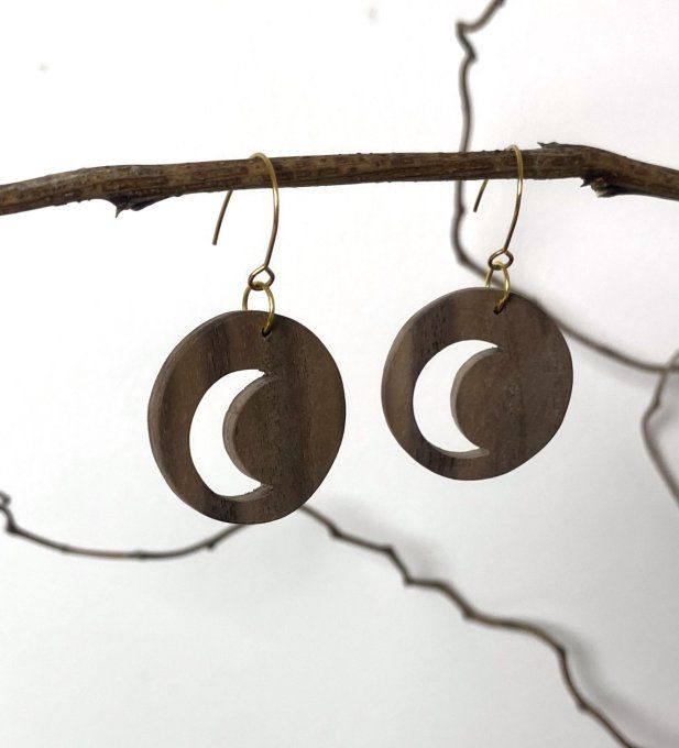Boucles d'oreilles lune en bois de noyer chantourné. 