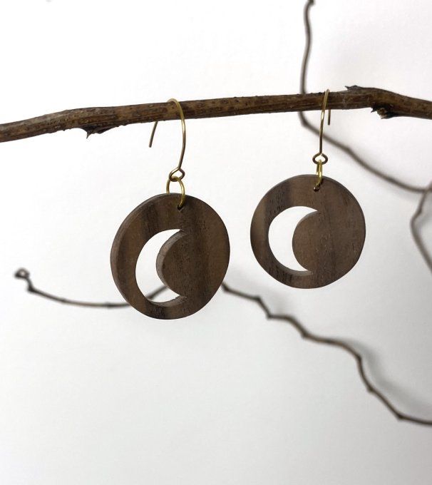 Boucles d'oreilles lune en bois de noyer chantourné. 