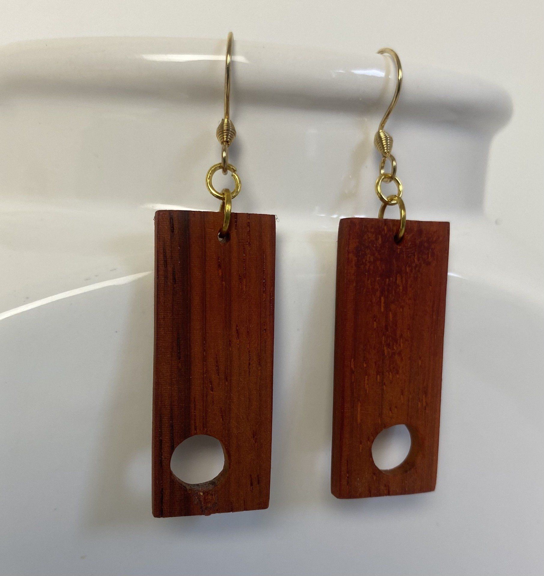 Boucles d'oreilles géométriques en bois de palissandre. 