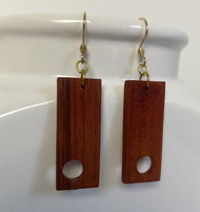 Boucles d'oreilles géométriques en bois de palissandre. 