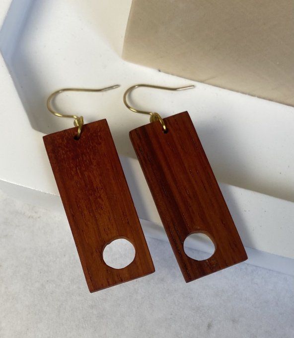 Boucles d'oreilles géométriques en bois de palissandre. 