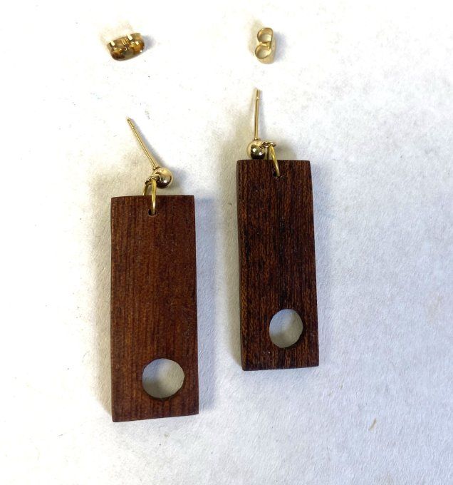 Boucles d'oreilles géométriques en bois d'acajou.   