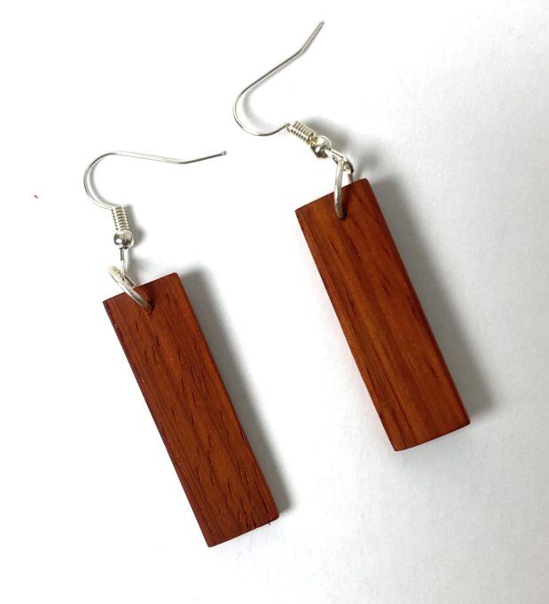 Boucles d'oreilles minimalistes en bois de palissandre.    