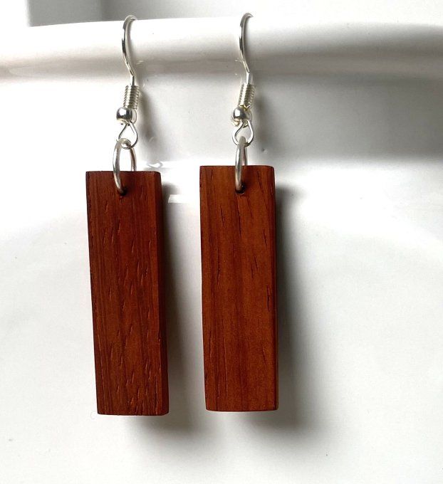 Boucles d'oreilles minimalistes en bois de palissandre.    