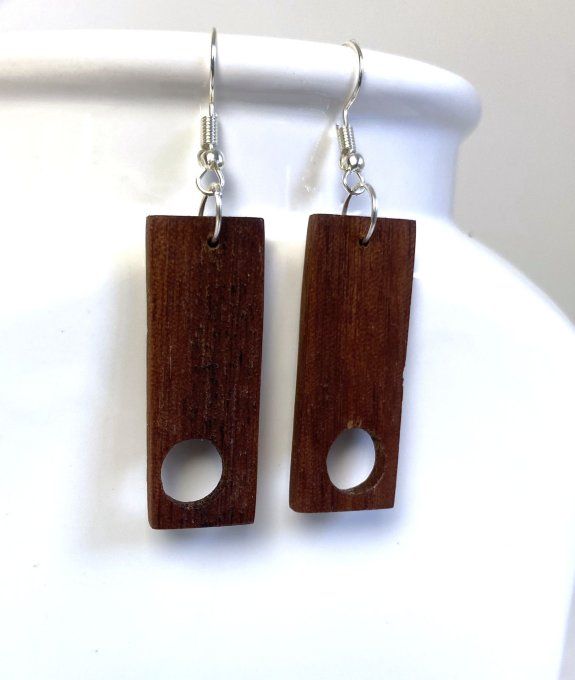Boucles d'oreilles géométriques en bois d'acajou.    