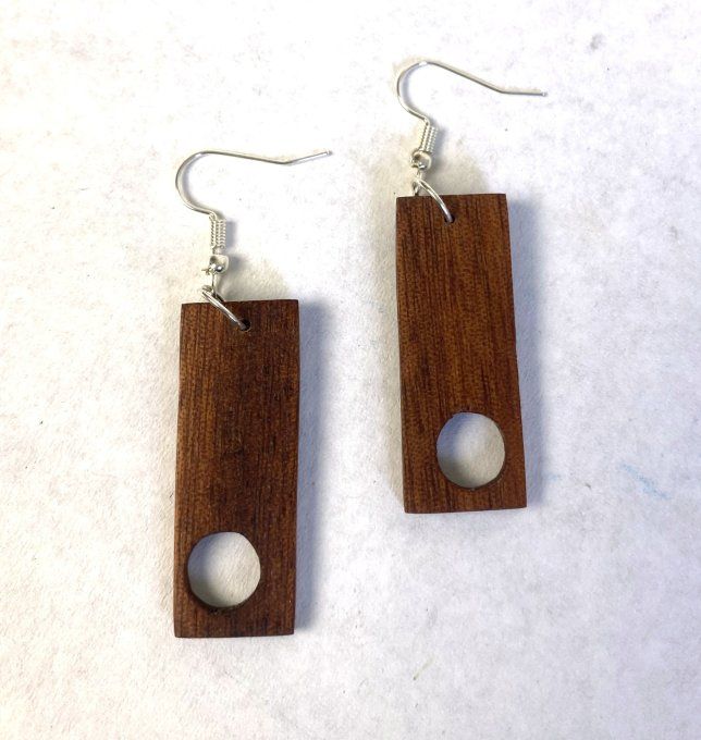 Boucles d'oreilles géométriques en bois d'acajou.    