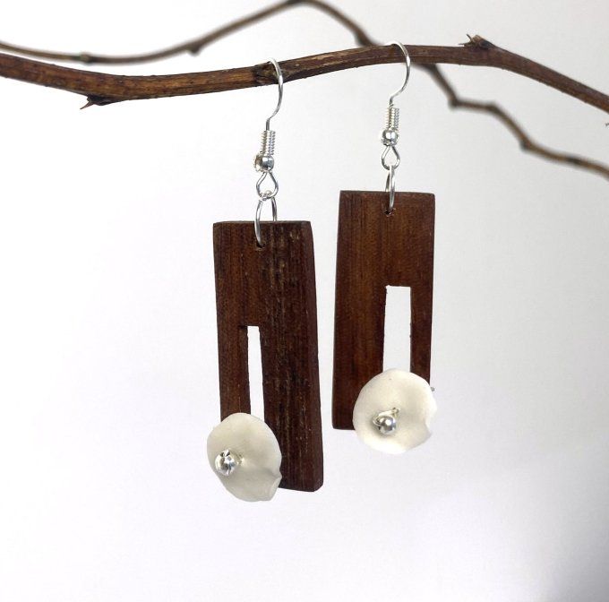 Boucles d'oreilles artisanales en bois et porcelaine froide.  