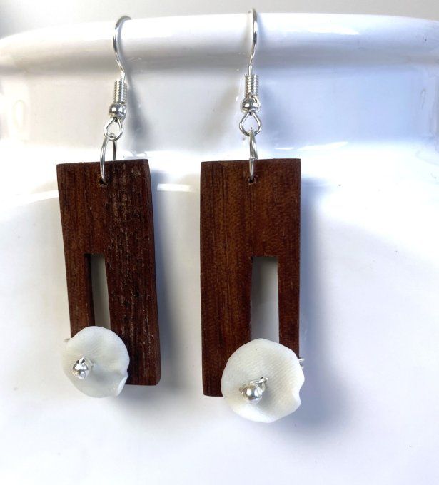 Boucles d'oreilles artisanales en bois et porcelaine froide.  