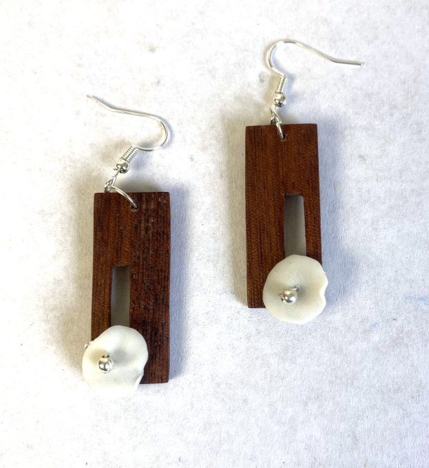 Boucles d'oreilles artisanales en bois et porcelaine froide.  