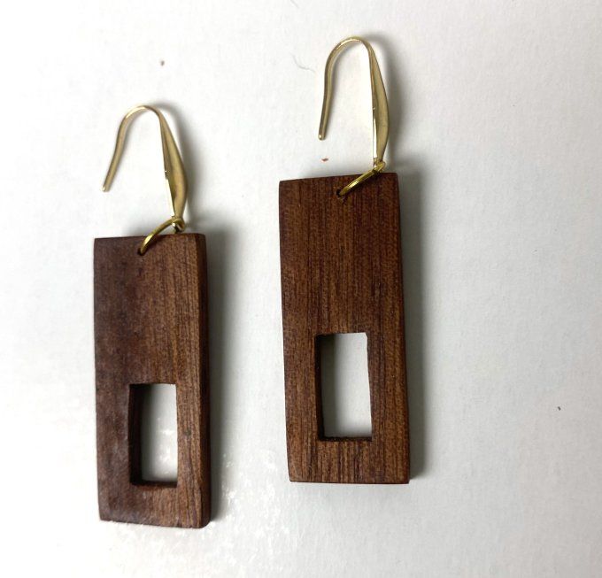 Boucles d'oreilles rectangles en bois d'acajou.    