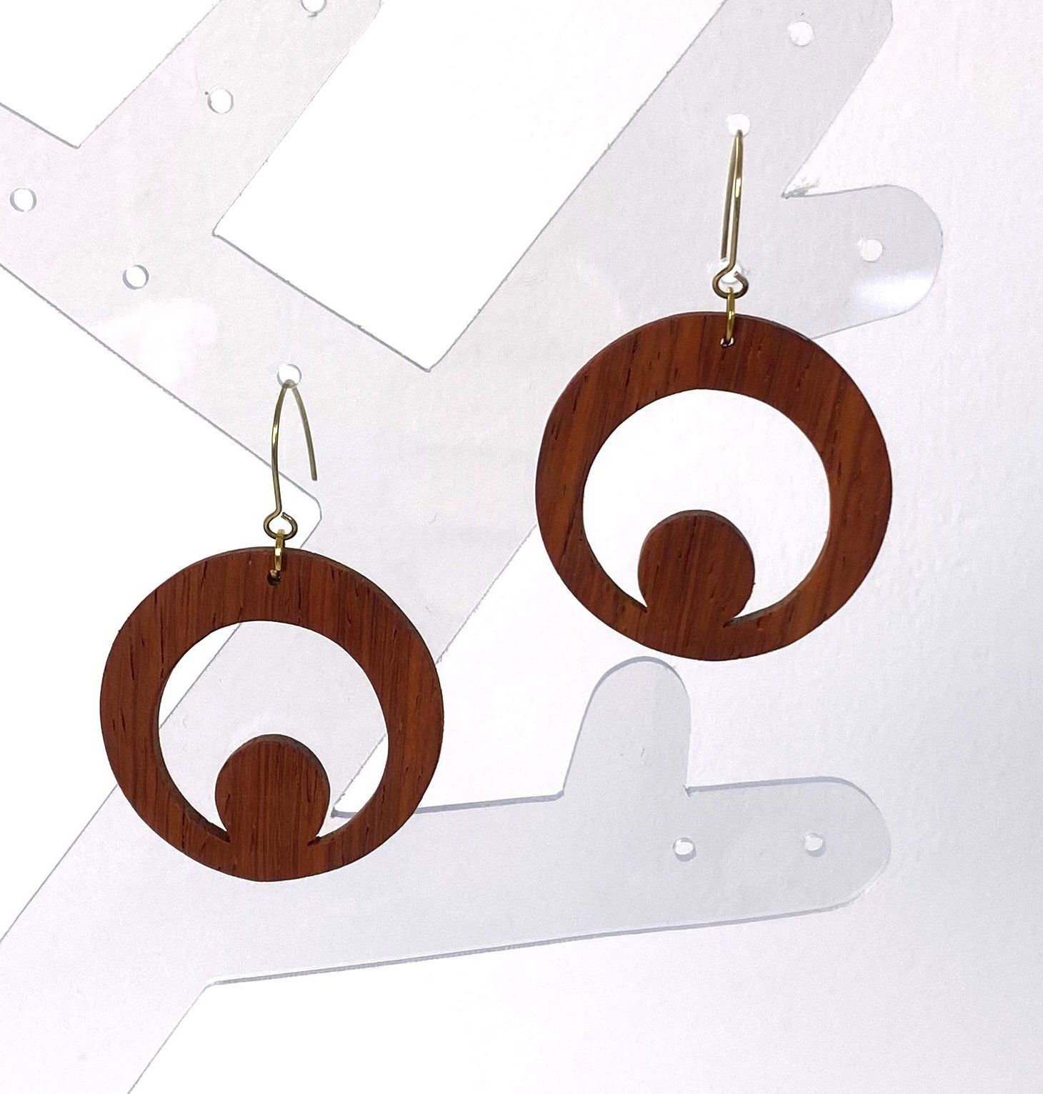 Boucles d'oreilles style vintage en bois massif.