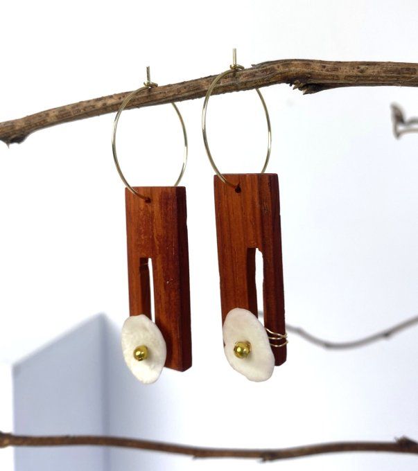 Boucles d'oreilles artisanales en bois et porcelaine froide. 